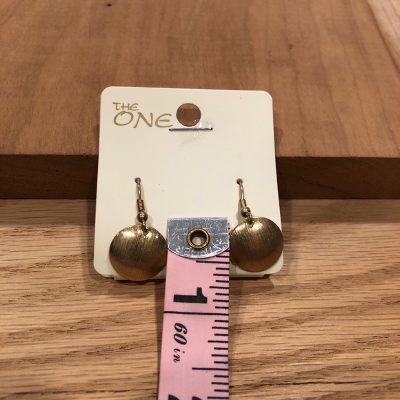 The One Circle textures detail drop earrings - Picture 3 of 3